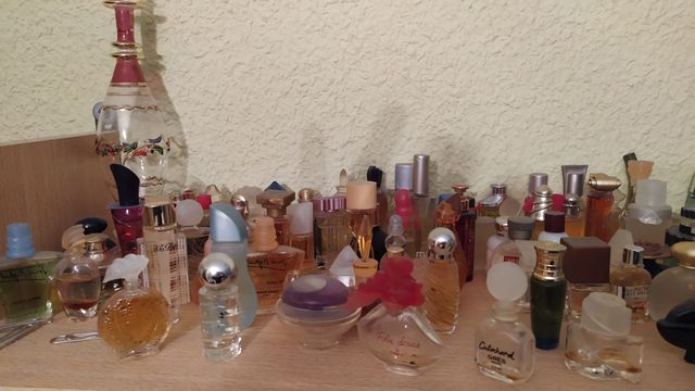 Colección de miniaturas de frascos de colonias.