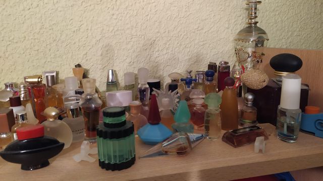 Colección de miniaturas de frascos de colonias.