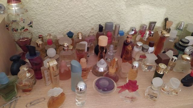 Colección de miniaturas de frascos de colonias.