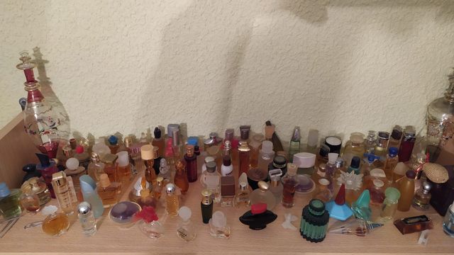 Colección de miniaturas de frascos de colonias.