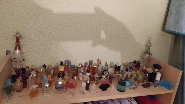 Colección de miniaturas de frascos de colonias.