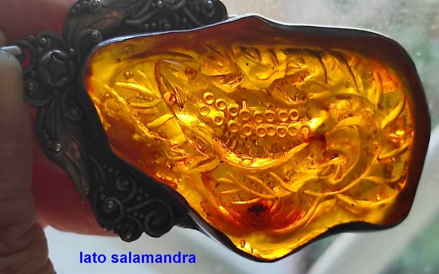 Pendente in ambra scolpita con argento