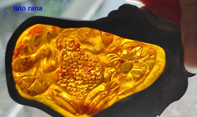 Pendente in ambra scolpita con argento