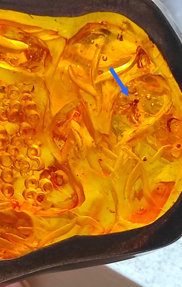 Pendente in ambra scolpita con argento