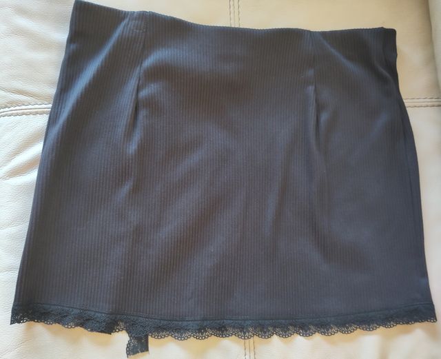 Mini falda negra brillo con grabado vertical y det