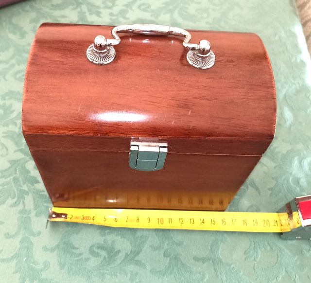 Portagioie in legno a forma baule 