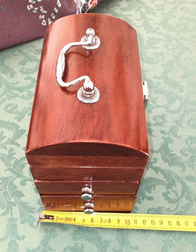 Portagioie in legno a forma baule 