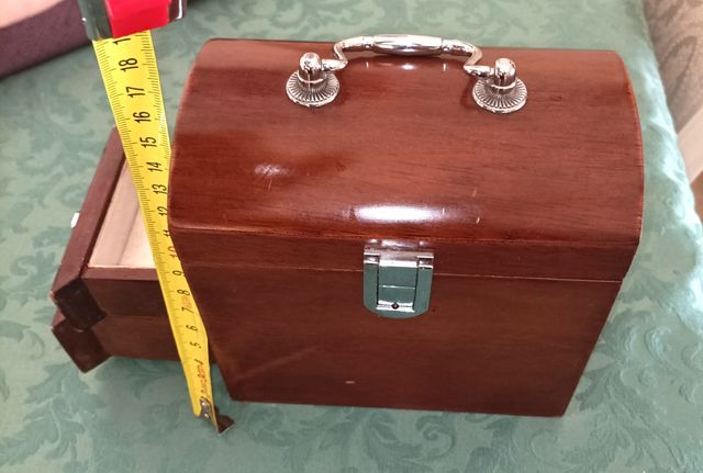 Portagioie in legno a forma baule 