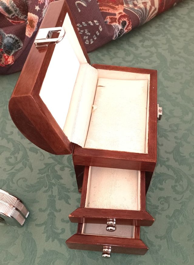 Portagioie in legno a forma baule 