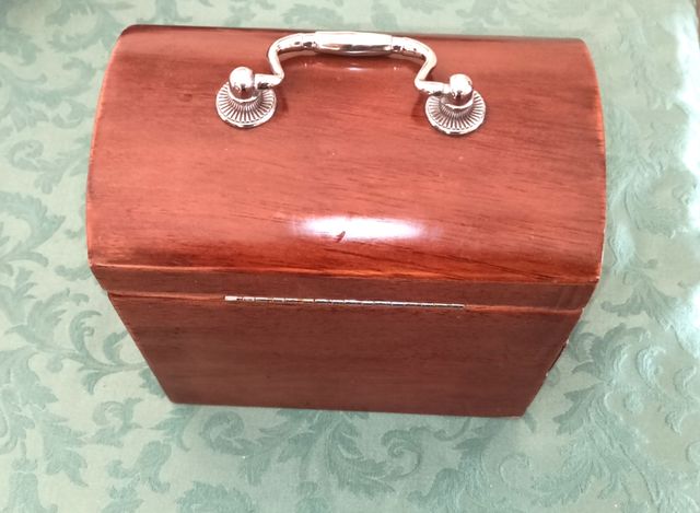 Portagioie in legno a forma baule 