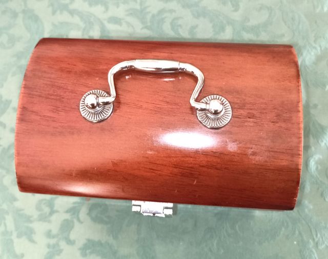 Portagioie in legno a forma baule 