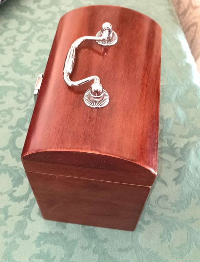 Portagioie in legno a forma baule 