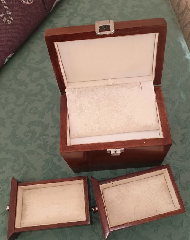 Portagioie in legno a forma baule 