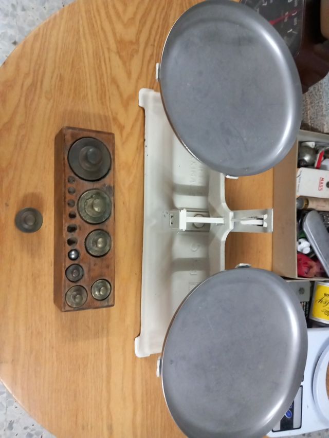 Peso de cocina con 7 pesas de bronce