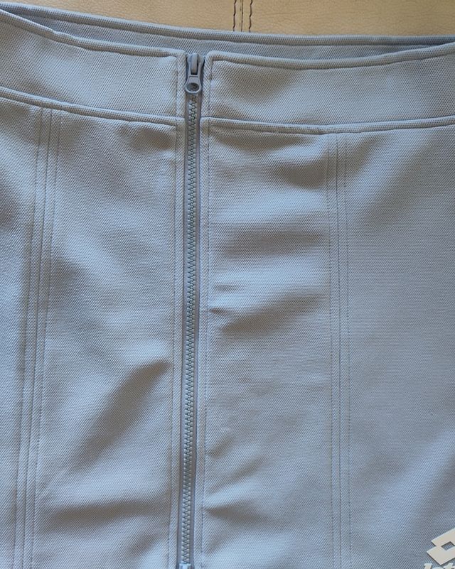 Original falda azul cielo tipo deportivas acampana