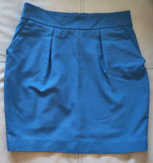 Falda con volumen en las caderas, muy original y f