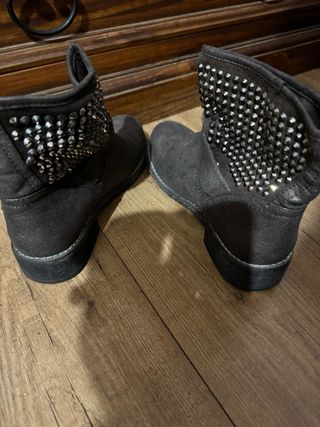 Stivaletti con borchie.