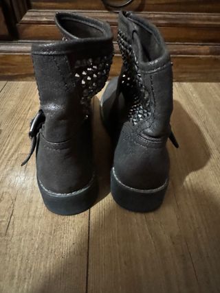 Stivaletti con borchie.