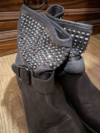 Stivaletti con borchie.