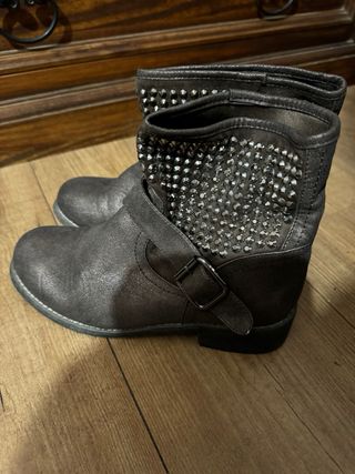 Stivaletti con borchie.