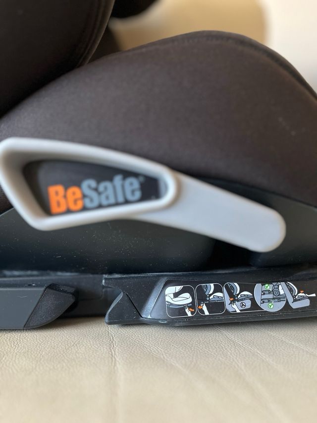 Silla muy segura de coche niño/niña.