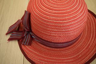 Sombrero rojo de fibra vegetal