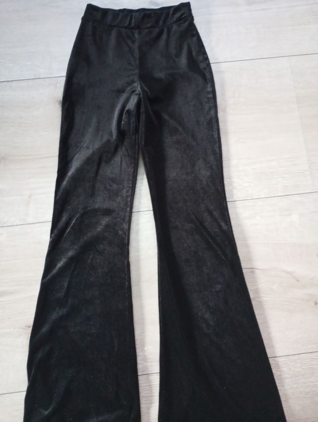 Pantalón negro de terciopelo de Mango