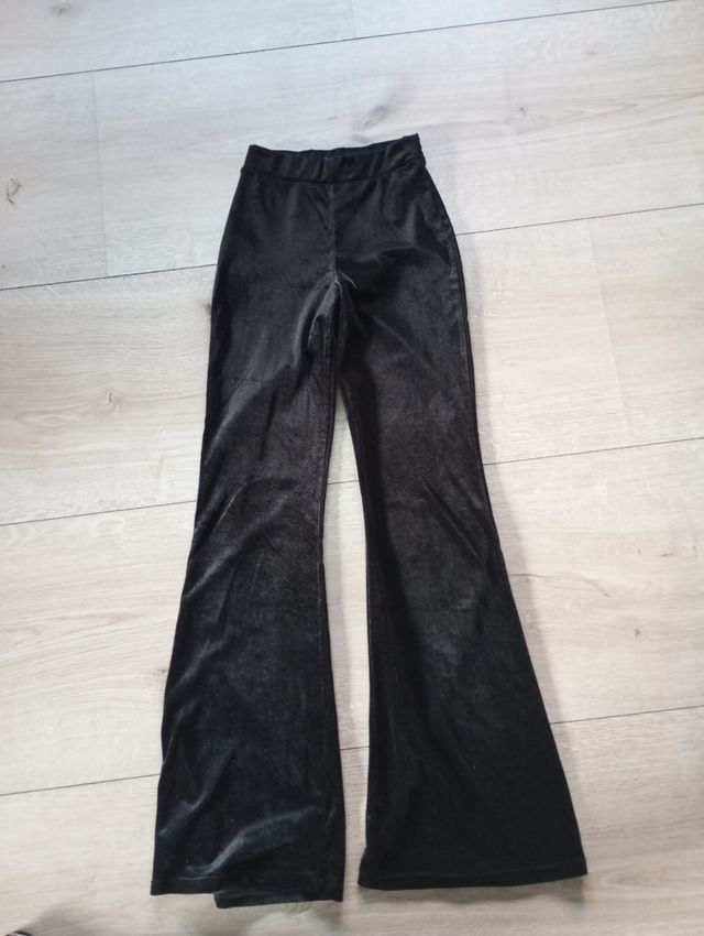 Pantalón negro de terciopelo de Mango