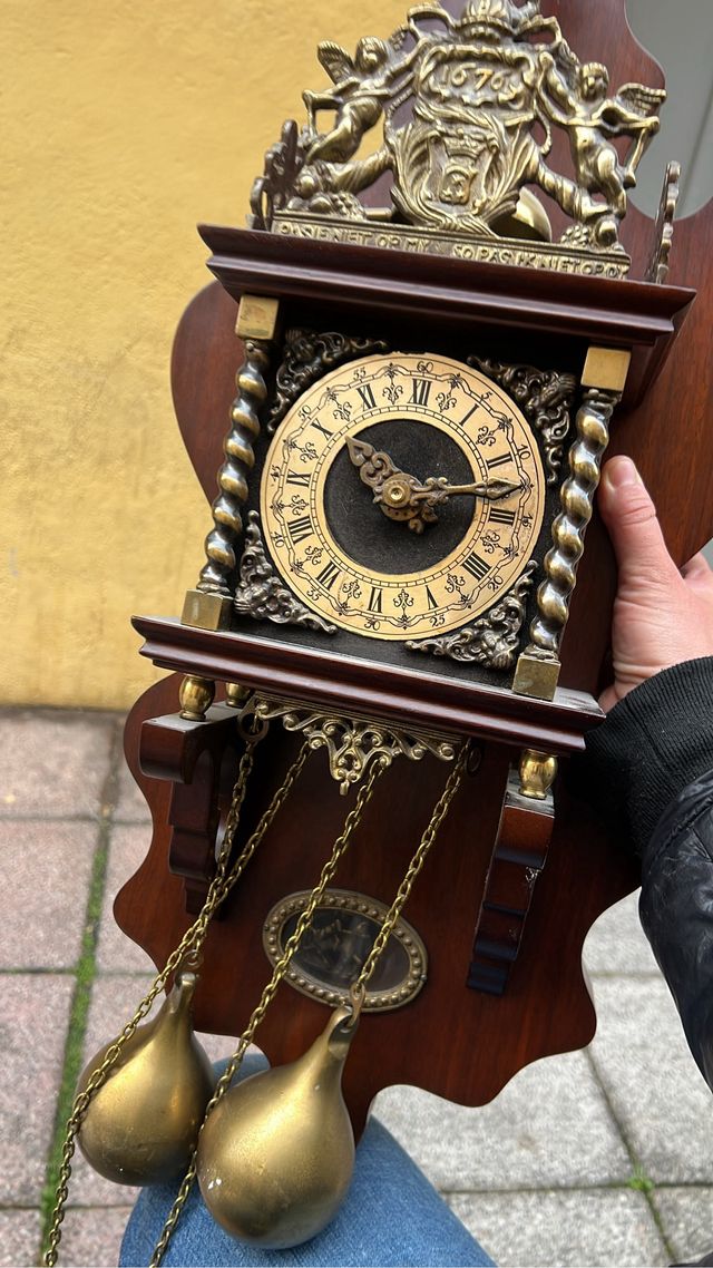 Reloj de pared antiguo con pesos