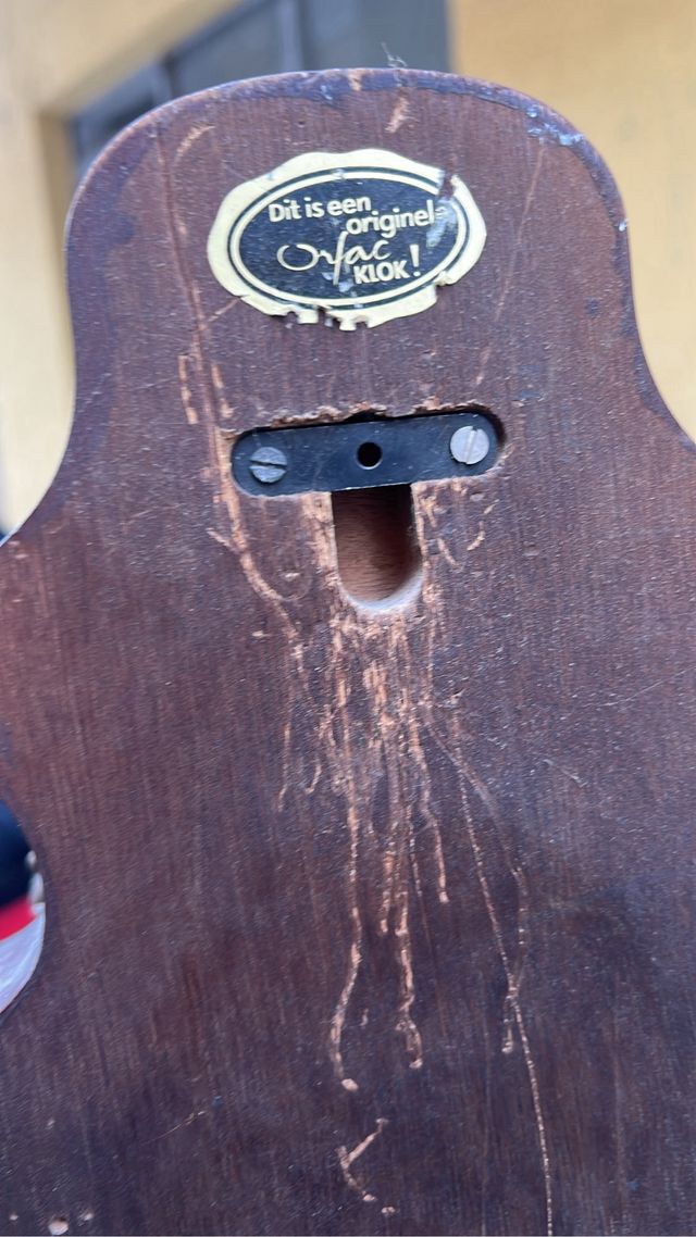 Reloj de pared antiguo con pesos