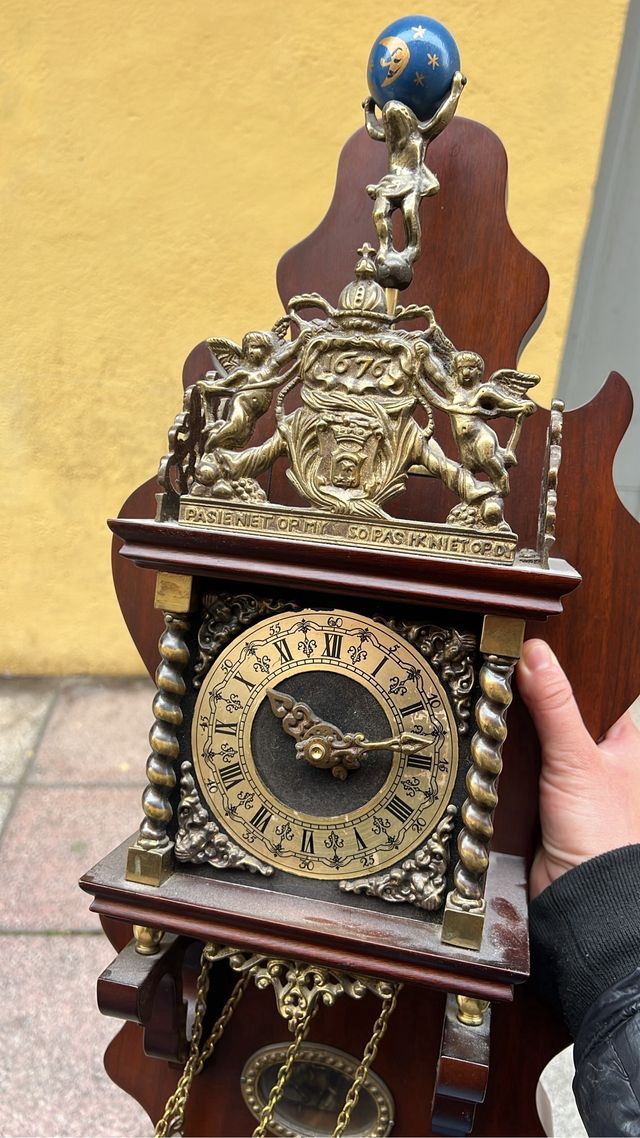 Reloj de pared antiguo con pesos