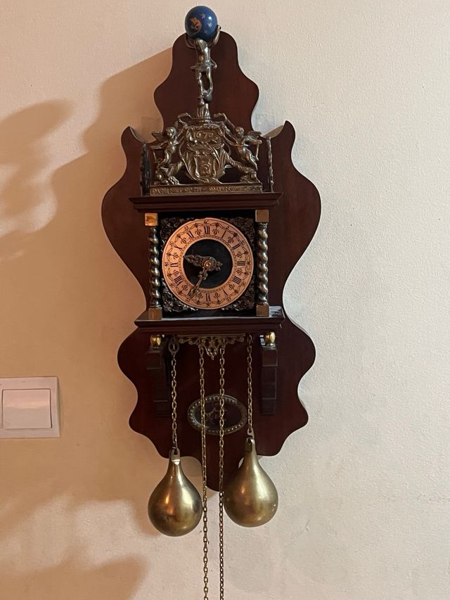 Reloj de pared antiguo con pesos