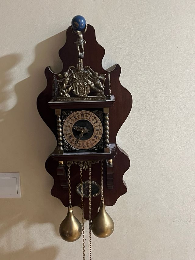Reloj de pared antiguo con pesos