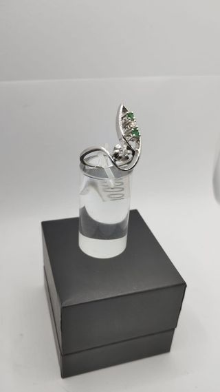 ANILLO ORO 18K BLANCO CON DIAMANTES Y ESMERALDAS