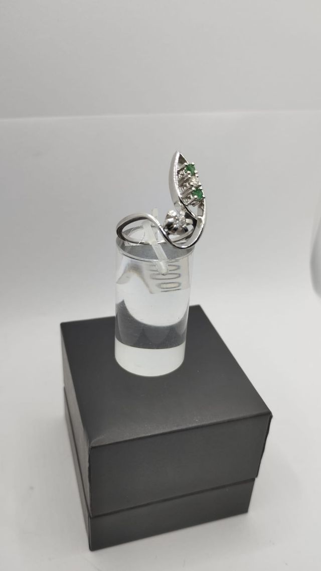 ANILLO ORO 18K BLANCO CON DIAMANTES Y ESMERALDAS