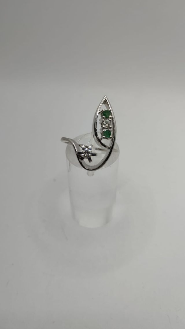 ANILLO ORO 18K BLANCO CON DIAMANTES Y ESMERALDAS