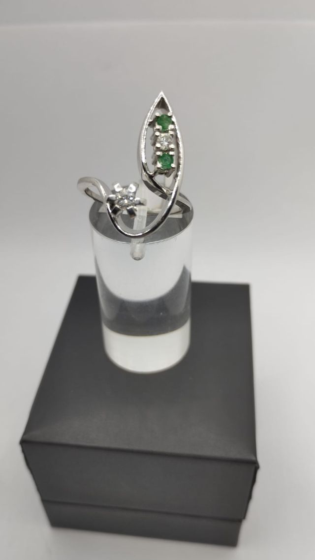 ANILLO ORO 18K BLANCO CON DIAMANTES Y ESMERALDAS