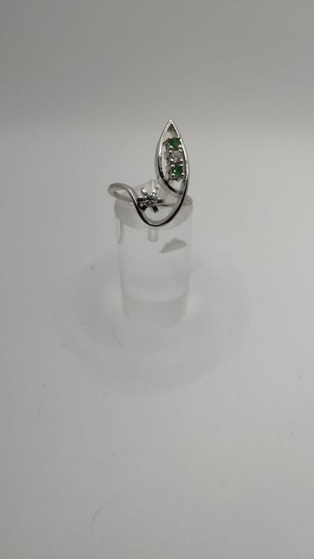 ANILLO ORO 18K BLANCO CON DIAMANTES Y ESMERALDAS