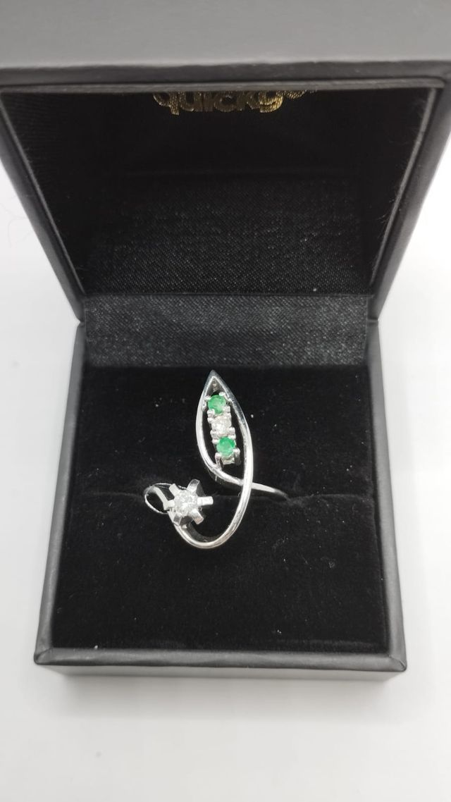 ANILLO ORO 18K BLANCO CON DIAMANTES Y ESMERALDAS