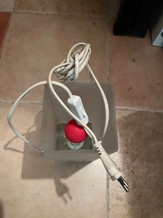Lampada ikea da comodino con lampafina rossa