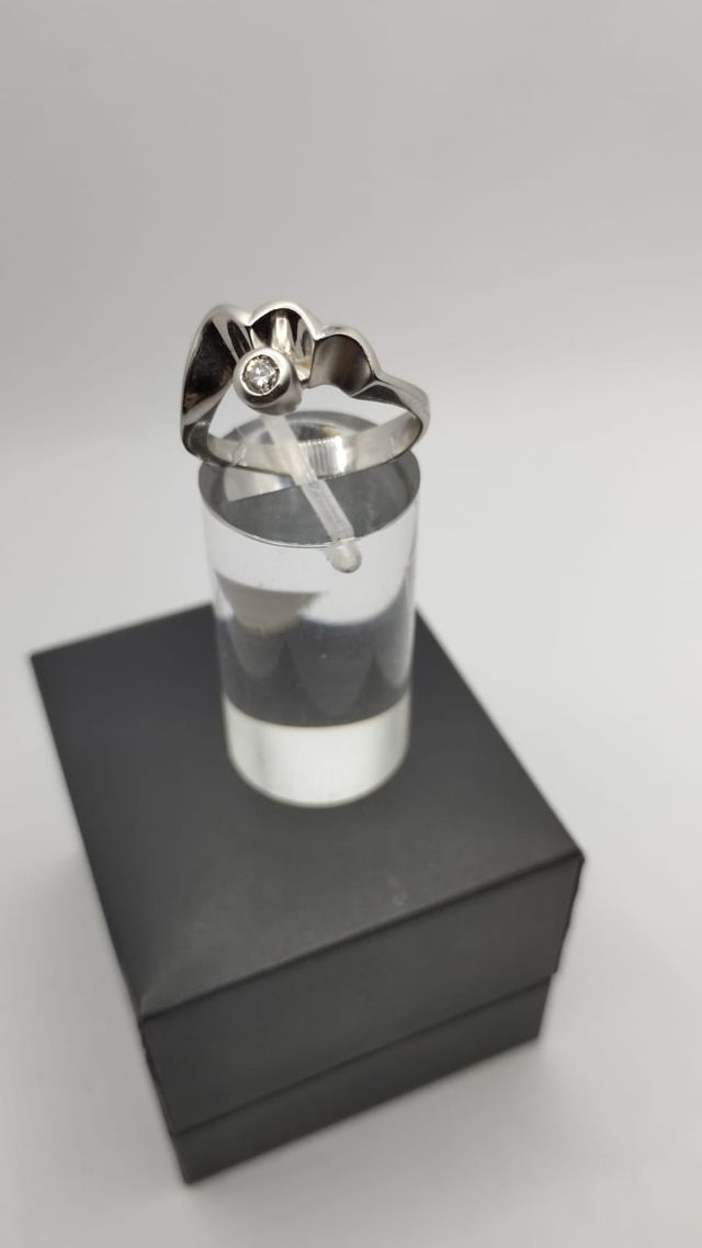 ANILLO ABSTRACTO ORO 18K BLANCO Y DIAMANTE