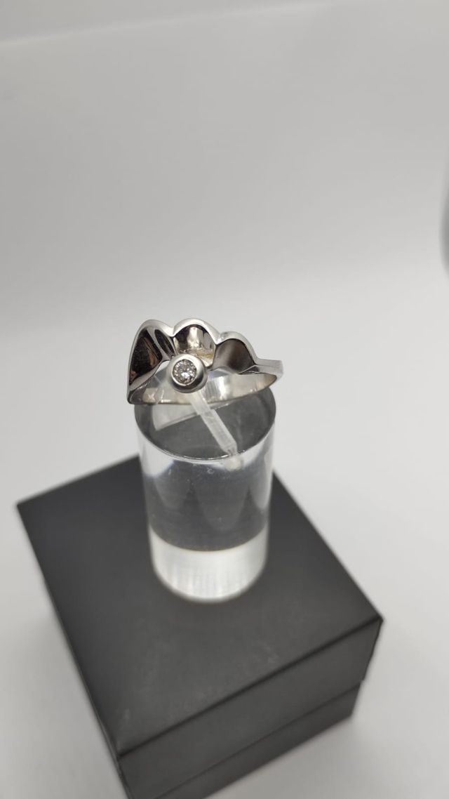 ANILLO ABSTRACTO ORO 18K BLANCO Y DIAMANTE