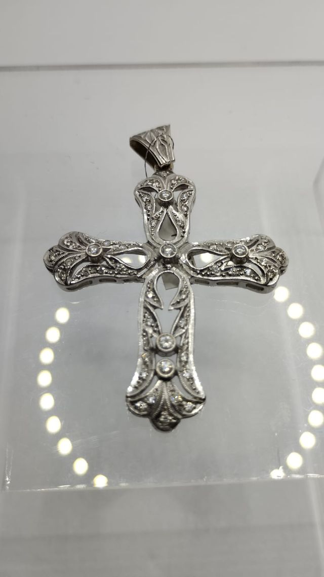 CRUZ DE ORO BLANCO 18K Y DIAMANTES. PIEZA ÚNICA.