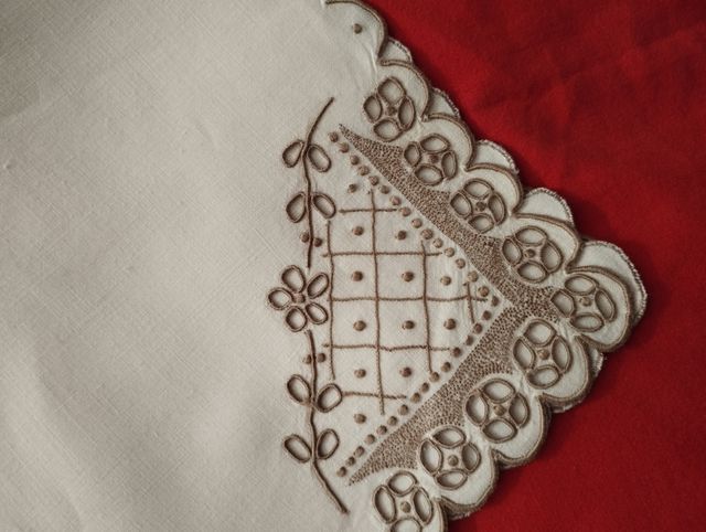 Set da tavola antico finemente ricamato 