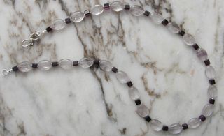 Collar de amatistas de distintos colores y plata