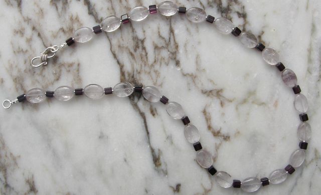 Collar de amatistas de distintos colores y plata