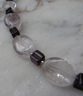 Collar de amatistas de distintos colores y plata