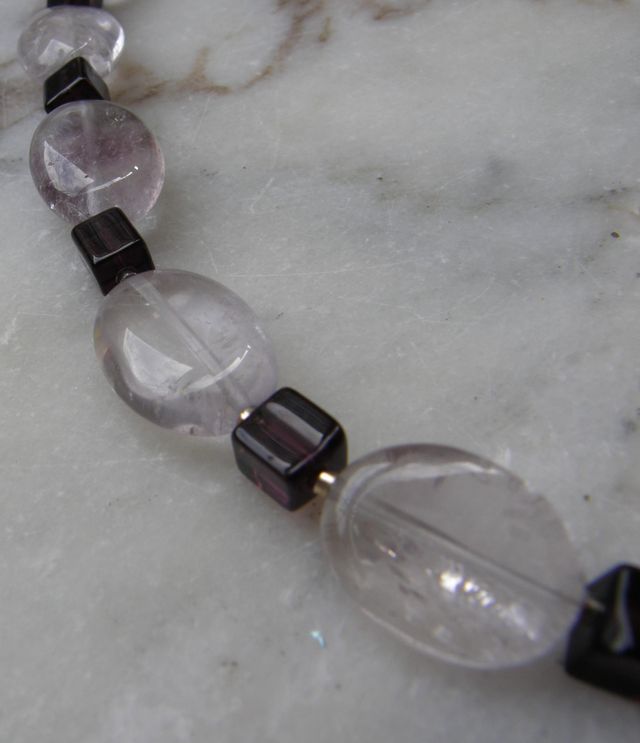 Collar de amatistas de distintos colores y plata