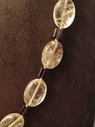 Collar de amatistas de distintos colores y plata