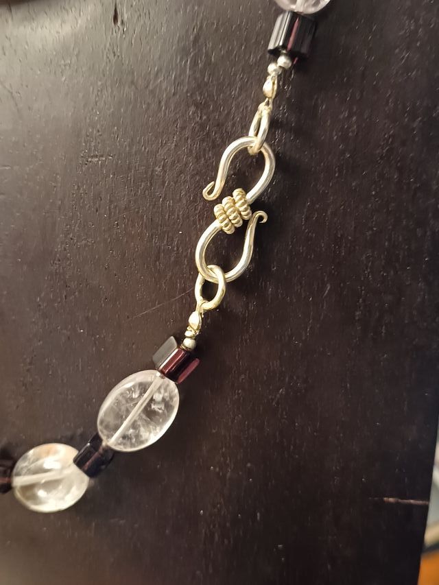 Collar de amatistas de distintos colores y plata